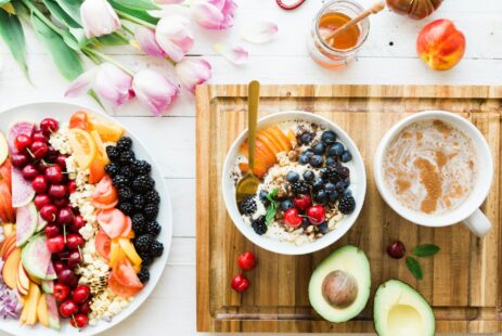 Frühstücksschalen angerichtet mit verschiedenem Obst