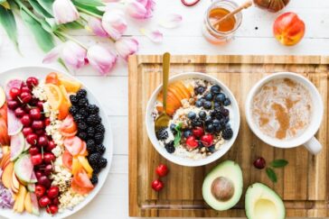 Frühstücksschalen angerichtet mit verschiedenem Obst